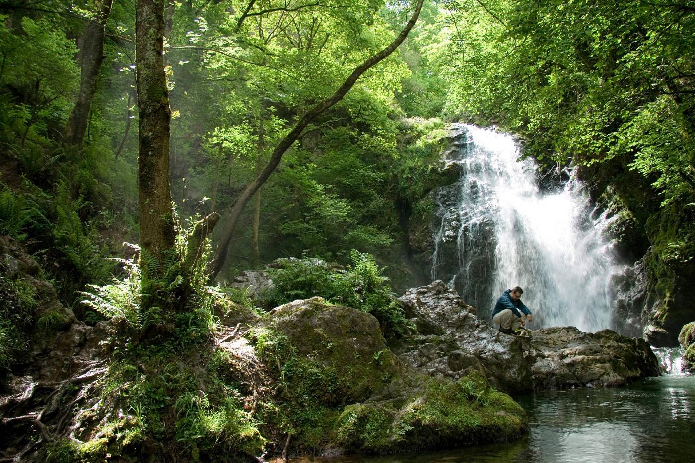 Hombre en la cascada de Xorroxin